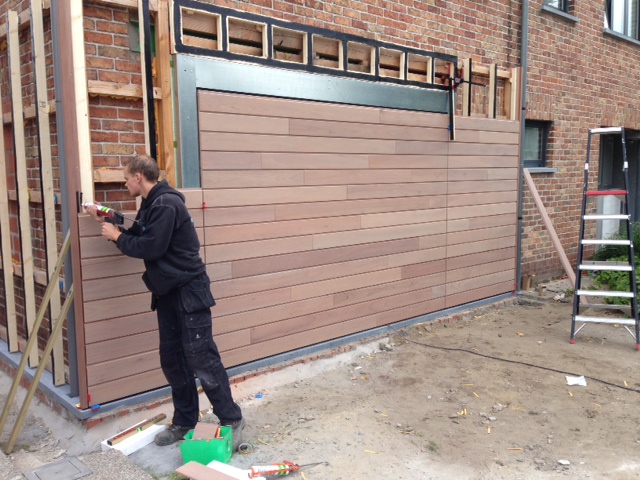 Houten sectionaaldeur en gevelbekleding Different Doors Garagedeuren